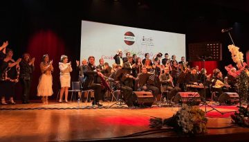 Depremzede çocuklar için sahne aldılar